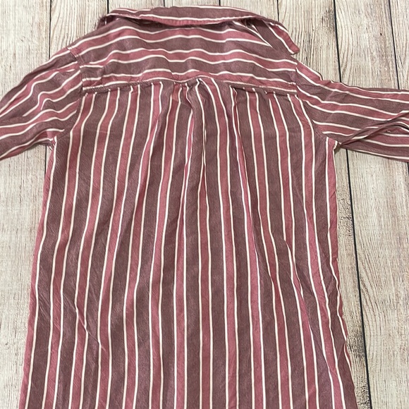 🌸 Clearance! 🌸 Pink Rose Striped Long Button Down Flannel Size M - Picture 6 of 7